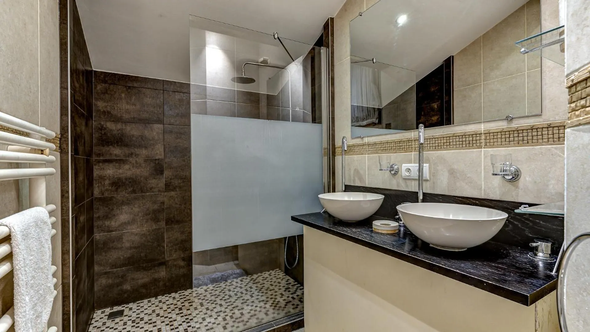 Chalet Serena - Luxury 7 Bedroom Chalet, Pool & Spa From The Hideaway Les Houches