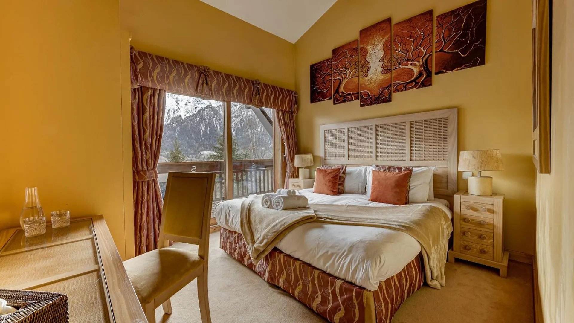 Chalet Serena - Luxury 7 Bedroom Chalet, Pool & Spa From The Hideaway Les Houches