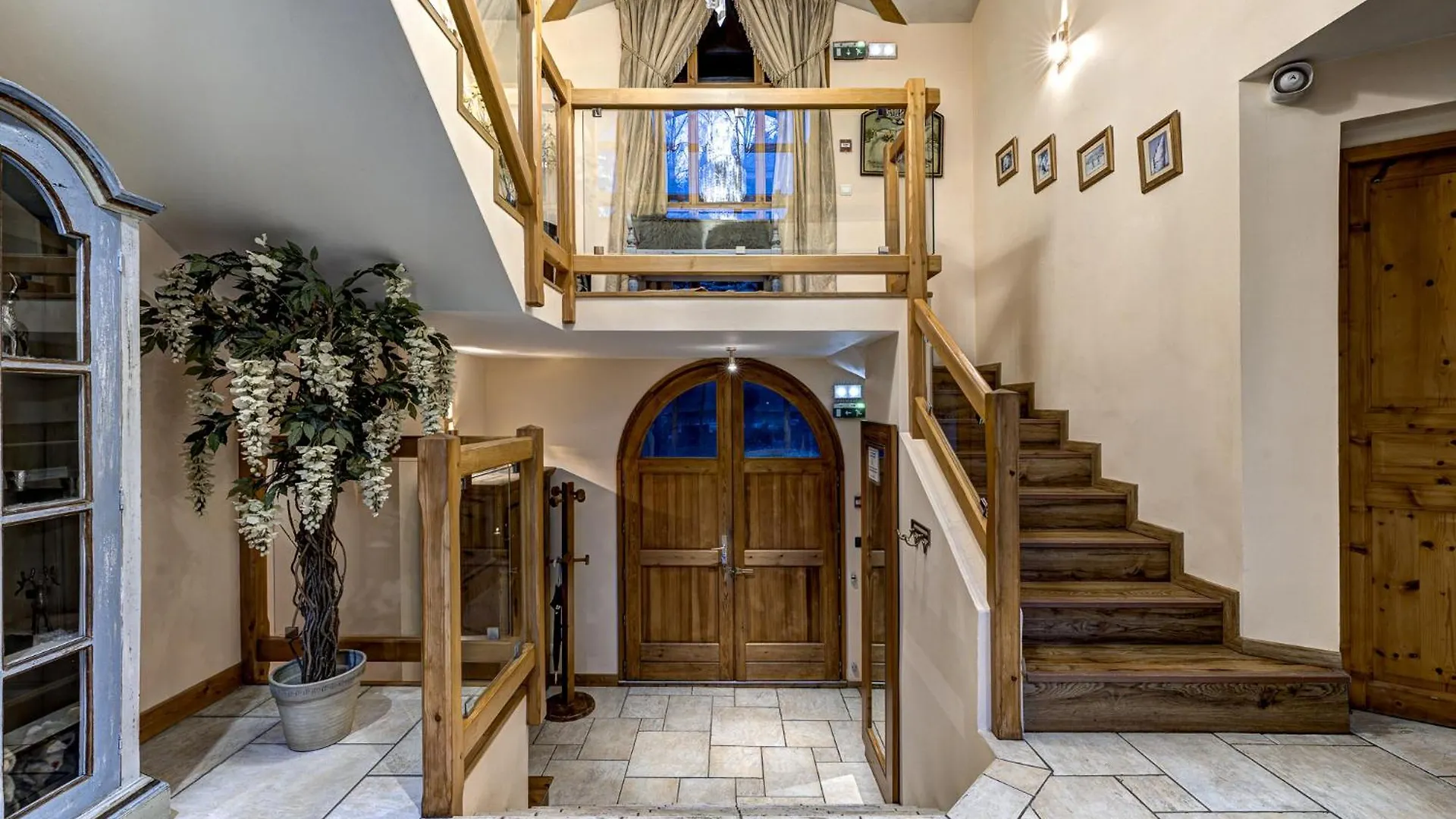 Chalet Serena - Luxury 7 Bedroom Chalet, Pool & Spa From The Hideaway Les Houches 0*,  France