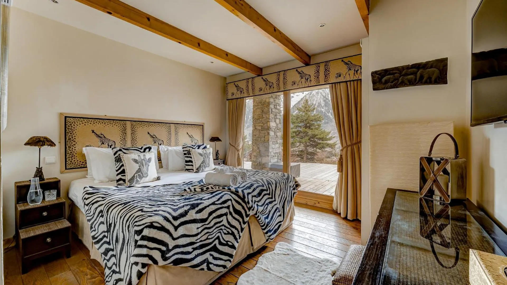 Chalet Serena - Luxury 7 Bedroom Chalet, Pool & Spa From The Hideaway Les Houches 0*,  France